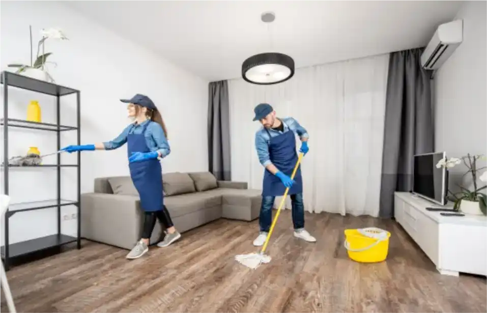 hombre limpiando pisos